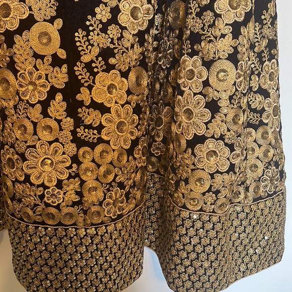 Blue velvet heavy gold embroidery Lehenga Choli - Picture 2 of 15